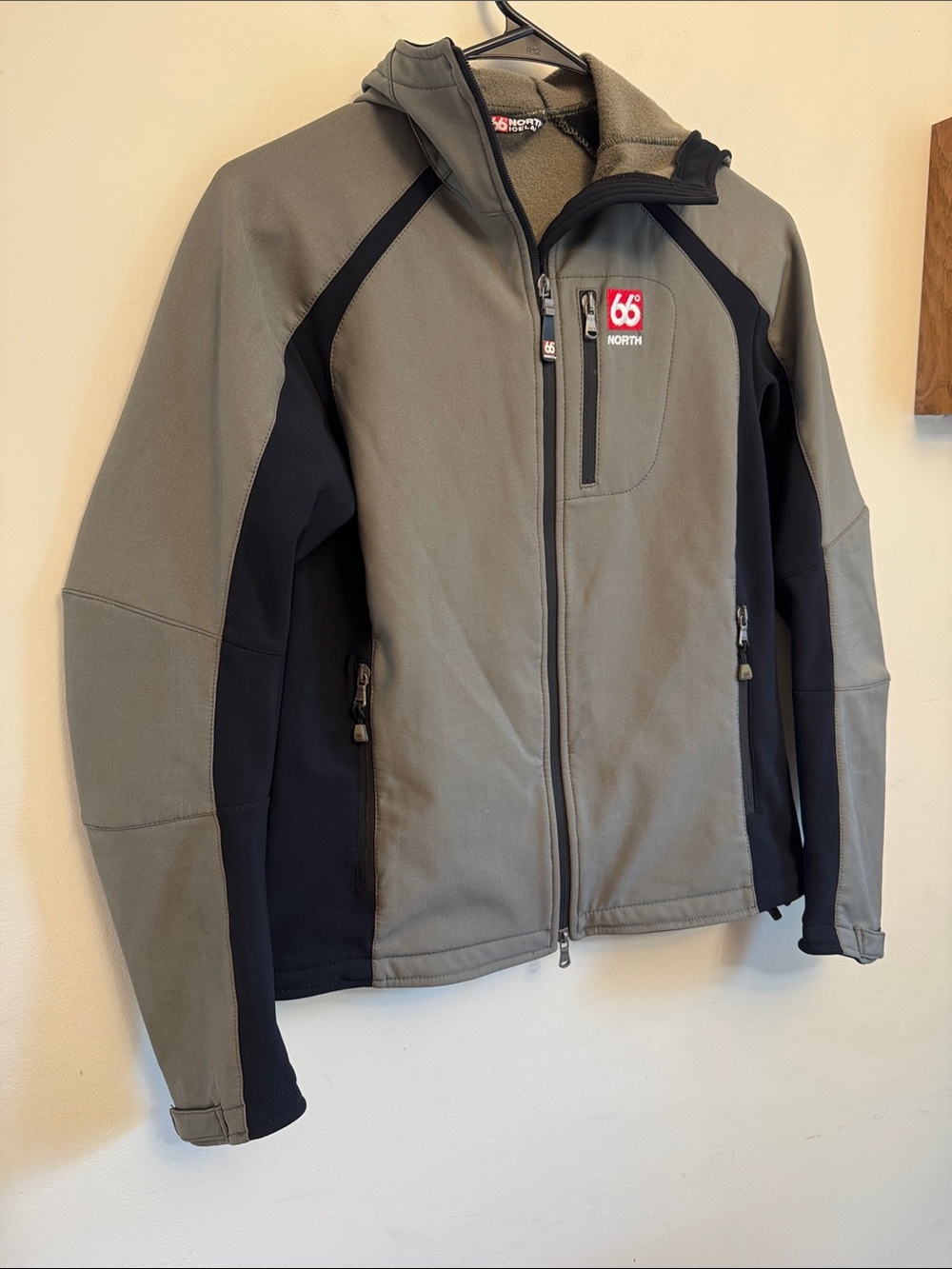 66 north Iceland Men's Two-Tone Softshell Jacket - Olive/Black